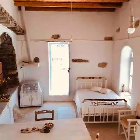 Naxos Mountain Retreat - Tiny House Build On Rock Appartement