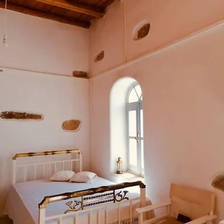 Apartment Naxos Mountain Retreat - Tiny House Build On Rock