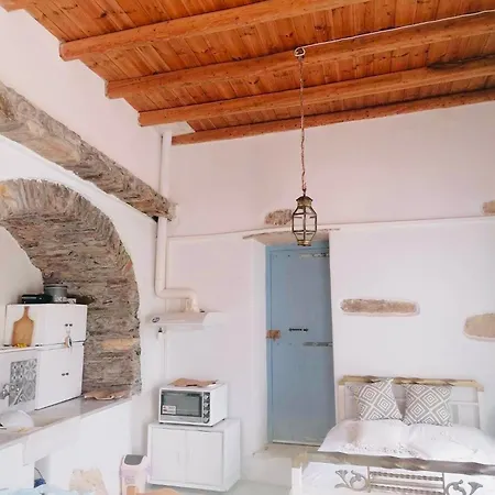 Apartment Naxos Mountain Retreat - Tiny House Build On Rock